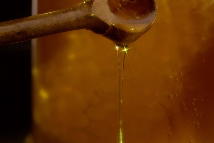 Un endulzante natural, la miel pura,ofrece muchos beneficios nutricionales sin químicos hechos por el hombre comprendido en muchos otros endulzantes.