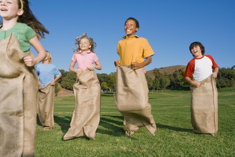 Los niños pueden saltar hasta la meta en una carrera de costales.