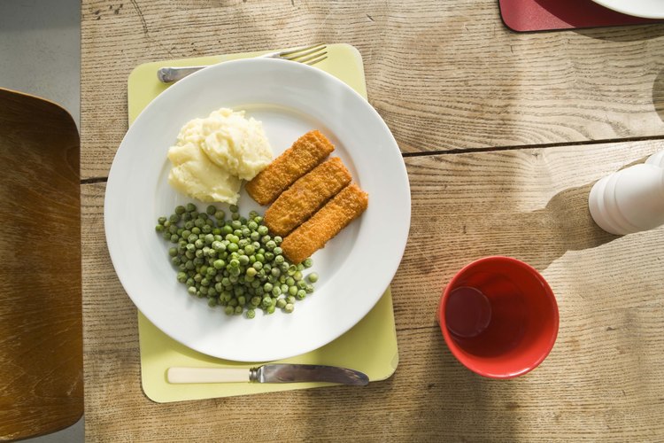 Corta los filetes de bagre en tiras para hacer palitos de pescado sumergibles.