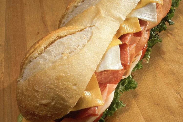 Un sándwich de pan plano con vegetales frescos puede ser una opción nutritiva.