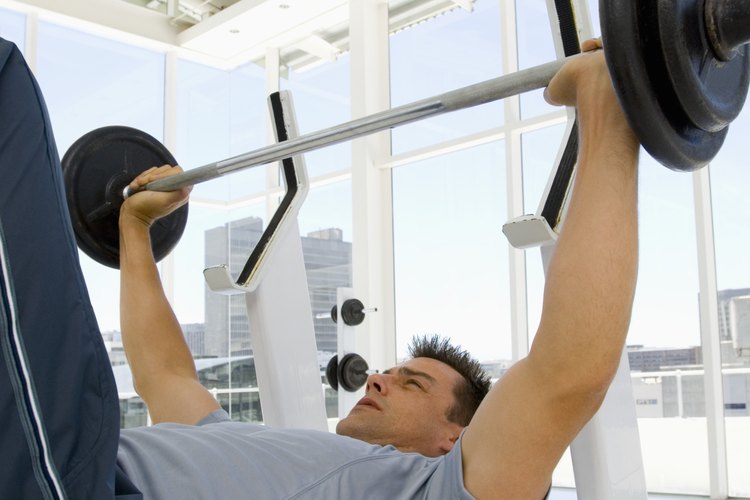 Ponte en forma con simples entrenamientos de pesas en lugar de entrenamientos complicados difíciles de seguir.