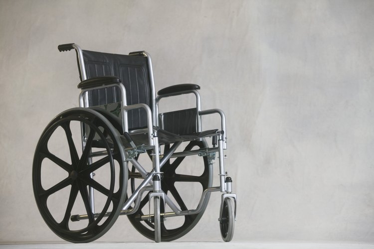 Usar una silla de ruedas puede parecer algo fácil, pero en realidad puede llevarte algo de tiempo acostumbrarte a desplazarte en ella.