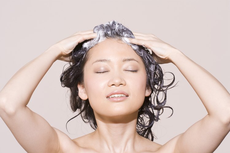 Utiliza un tratamiento limpiador para eliminar la acumulación de sustancias en tu pelo.