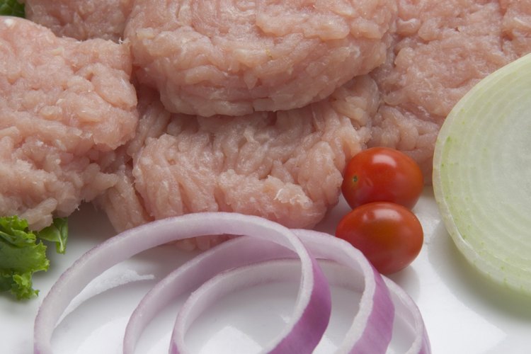 La carne molida de pavo sin grasa con tomate, cebolla y lechuga es una buena comida.