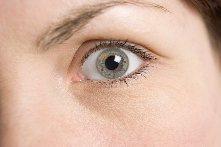Las sombras de ojos que son similares al tono de tu piel son las que mejor funcionan.
