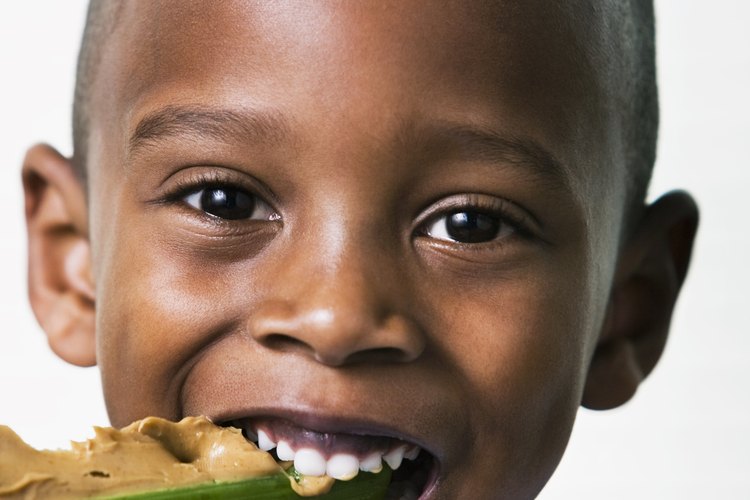 El apio con mantequilla de maní puede beneficiar tanto a niños como adultos.