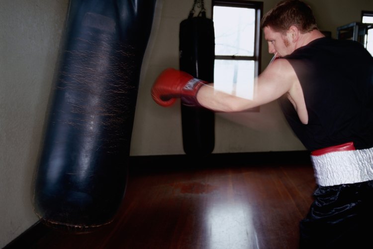 Entrenar con un saco de golpear puede ayudarte a reducir tu vientre.