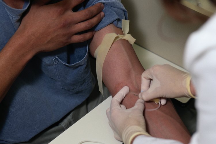 Los médicos pueden controlar los niveles de electrolitos con simples pruebas de sangre.