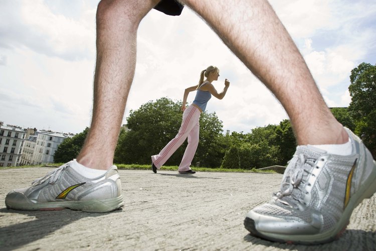 Los pies de las mujeres son más estrechos que los de los hombres.
