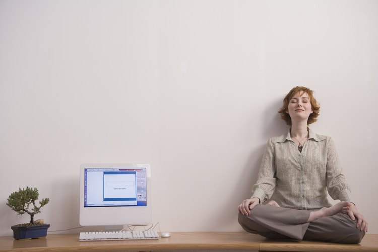 Apoya tu espalda contra una pared durante la meditación para una mayor comodidad.