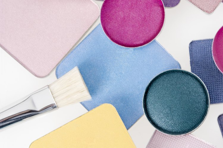 Una paleta de colores contrastantes es imporatante para realzar un vestido azul marino.