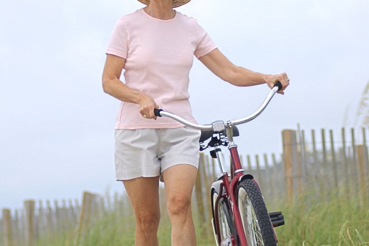 Monta bicicleta en un terreno plano para eliminar la grasa del vientre.