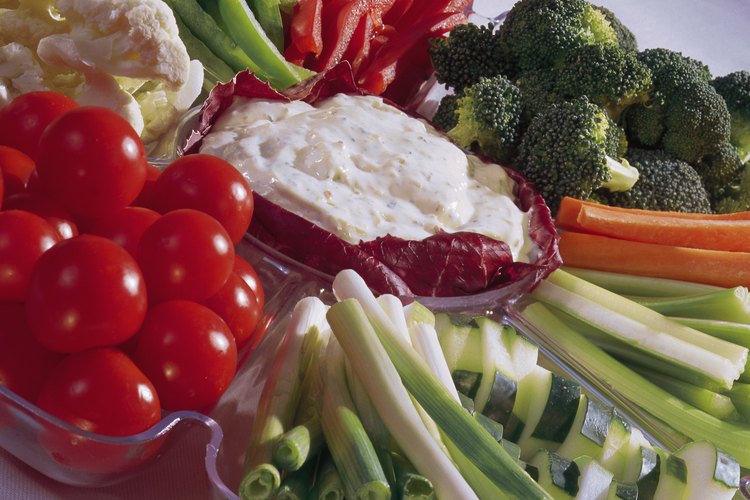 Las verduras crudas y las salsas a base de yogur son un bocadillo bajo en índice glucémico, con alto contenido de proteínas, que además proporciona calcio y antioxidantes.