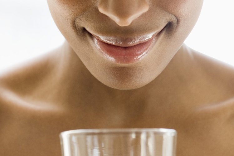 Parte del proceso de tratamiento de agua es calentarla y agregar químicos, que eliminan naturalmente los minerales alcalinos.