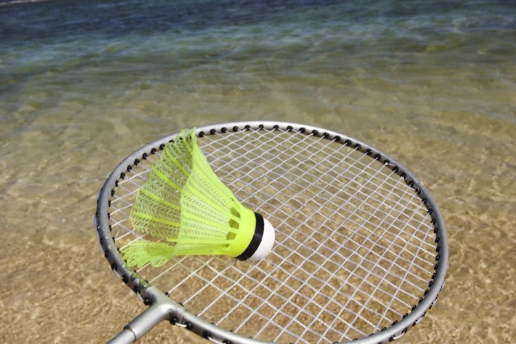 Agregar múltiples estilos de servicios durante un juego puede beneficiar tu juego de bádminton.