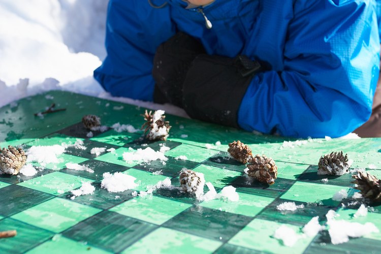 Disfruta de un día jugando en la nieve con tu pequeño.
