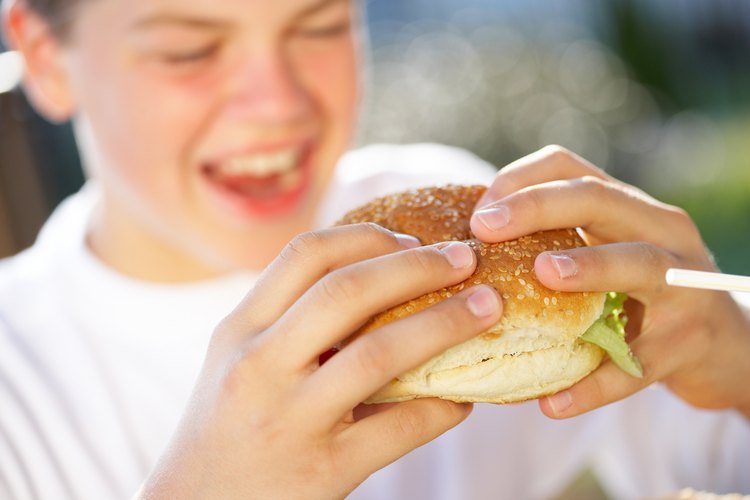 El consumo incrementado de la comida rápida es parcialmente el culpable de las tasas de obesidad incrementadas en los niños.