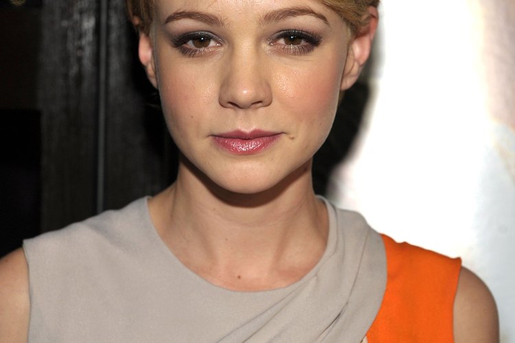 Elige un rubio miel con varios tonos para tu piel pálida con matices cálidos y ojos café, como Carey Mulligan.