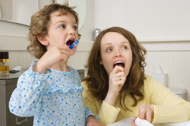 La limpieza de lengua debe ser parte de la higiene oral diaria de un niño.