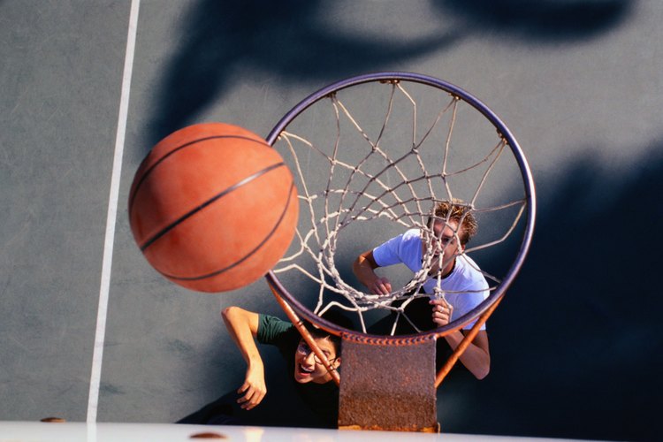En competencias de NBA e internacionales, el radio es de aproximadamente nueve pulgadas.