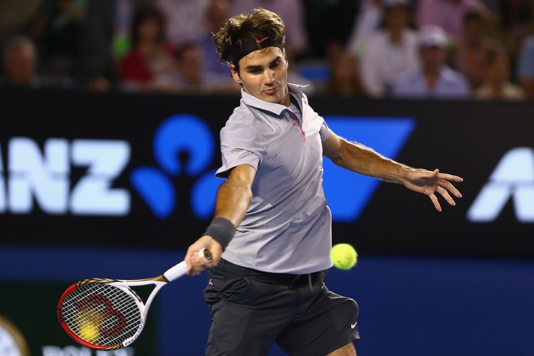 La técnica de los golpes de Roger Federer le ayuda a generar potencia.