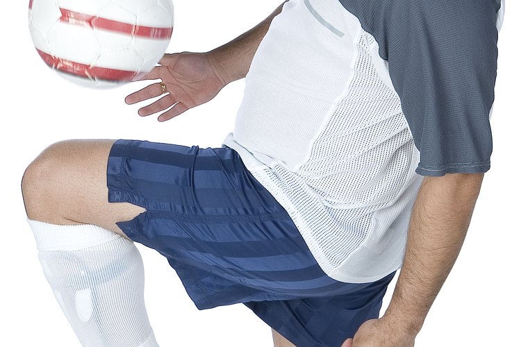 Las actividades como el fútbol pueden causar una condición llamada rodilla del corredor.