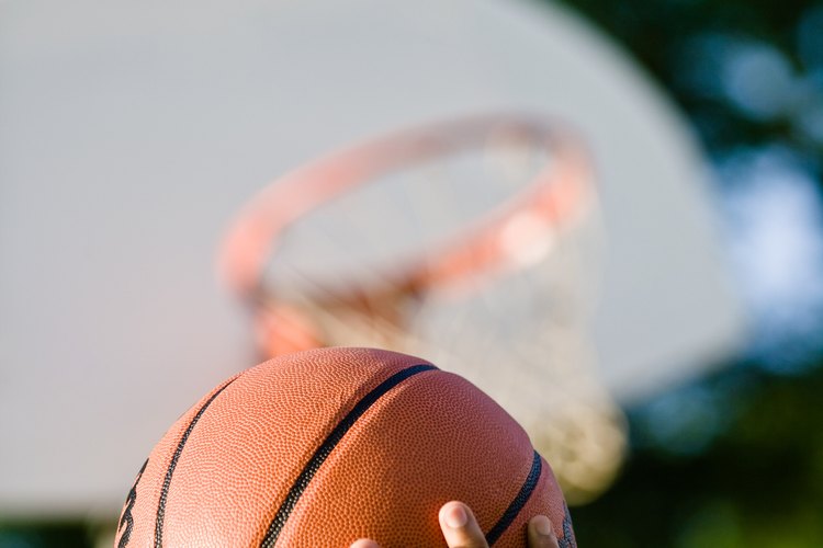 Hacer tu propio aro te permite jugar al baloncesto prácticamente en cualquier lugar.