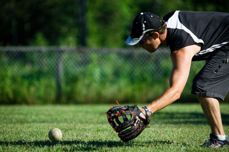 Los jugadores débiles en el softbol de lanzamiento lento son posicionados como receptores, segundas bases o en el campo externo.