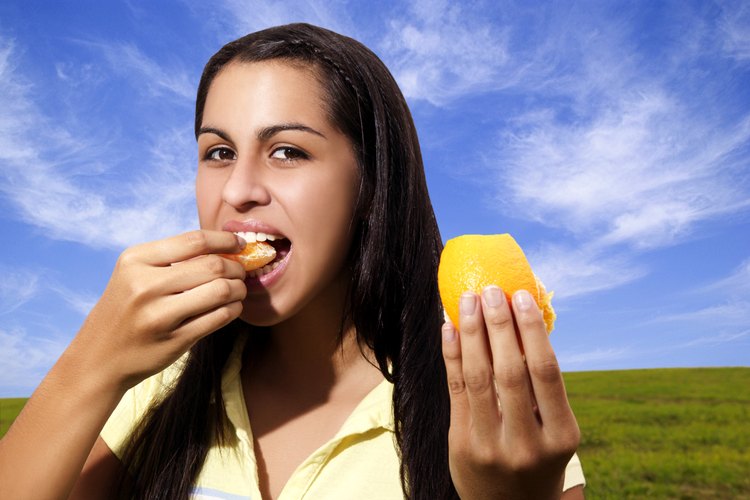 Alienta a tu hija para que coma fruta.