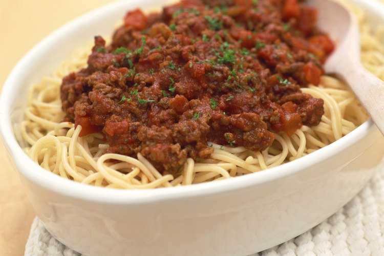 La salsa de espagueti con carne molida es una versión americana de la salsa boloñesa italiana.