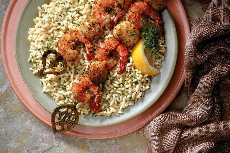 Disfruta de brochetas de camarón encima de una cama de arroz, ensalada o verduras al vapor.