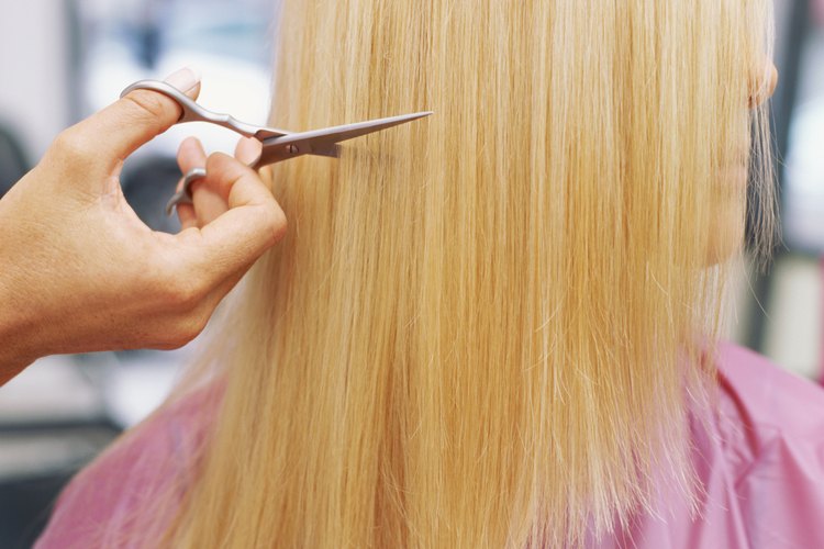 Córtate el cabello de manera tal que pareciera que tienes más volumen.