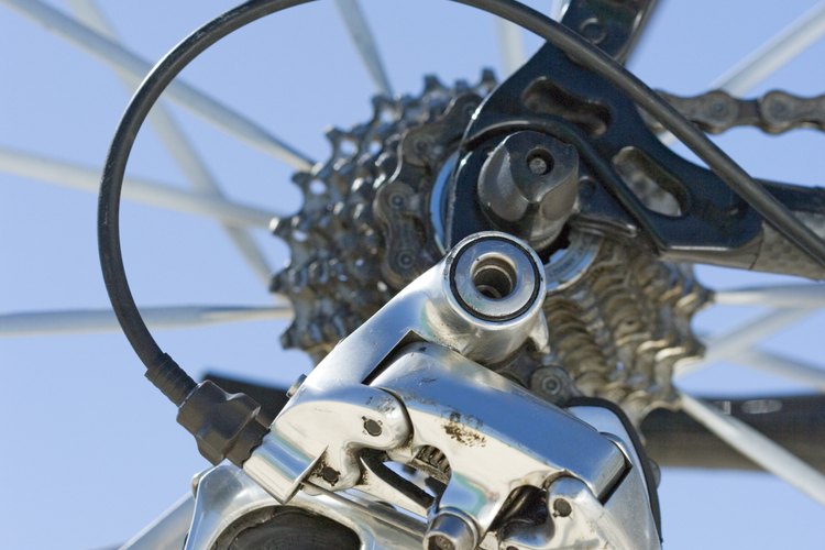Los desviadores frontales y traseros son responsables de cambiar las velocidades en las bicicletas.