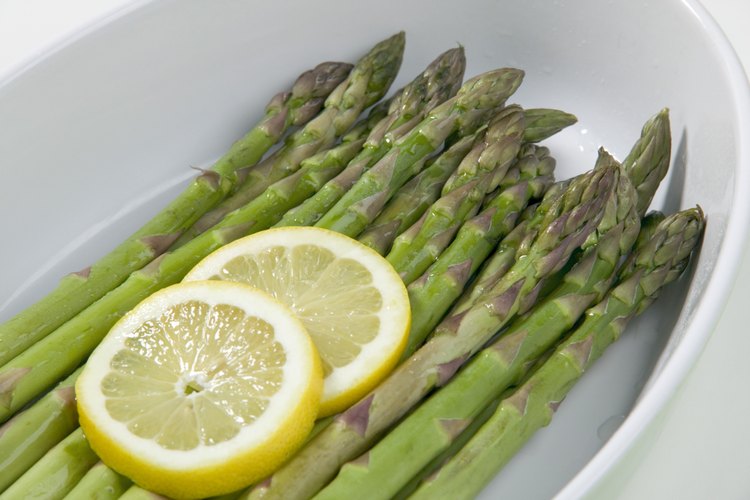 Los espárragos (asparagus) proveen mucho hierro junto con vitamina C para ayudarte a absorberlo.