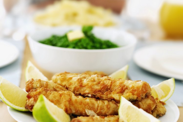 Hornea las chuletas de pollo en lugar de freírlas para crear una versión más ligera y saludable.