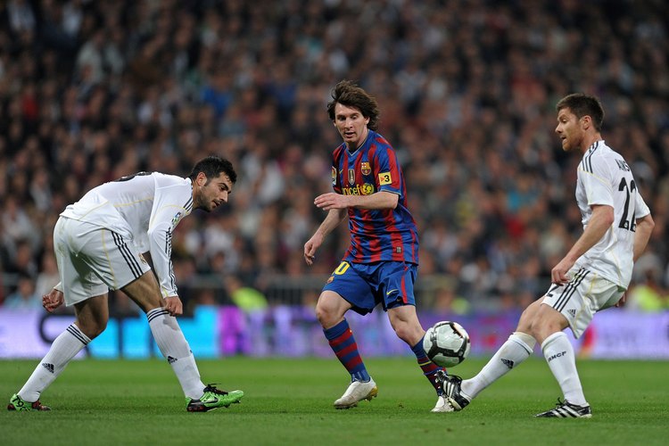 Lionel Messi de Barcelona da un pase efectivo.
