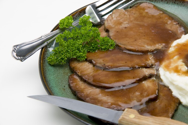 El asado inglés en rodajas y salsa espesa: una combinación perfecta.