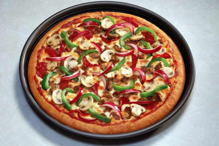 Una bandeja para pizza perforada te permite hacer una corteza de pizza crujiente.
