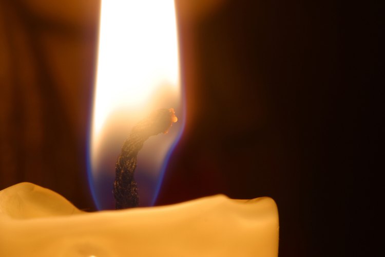 Las velas con esencia de citronella alejan a los mosquitos.