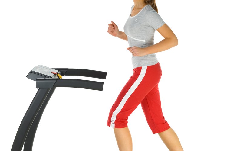 Correr en la caminadora te permite quemar cientos de calorías por sesión de entrenamiento.