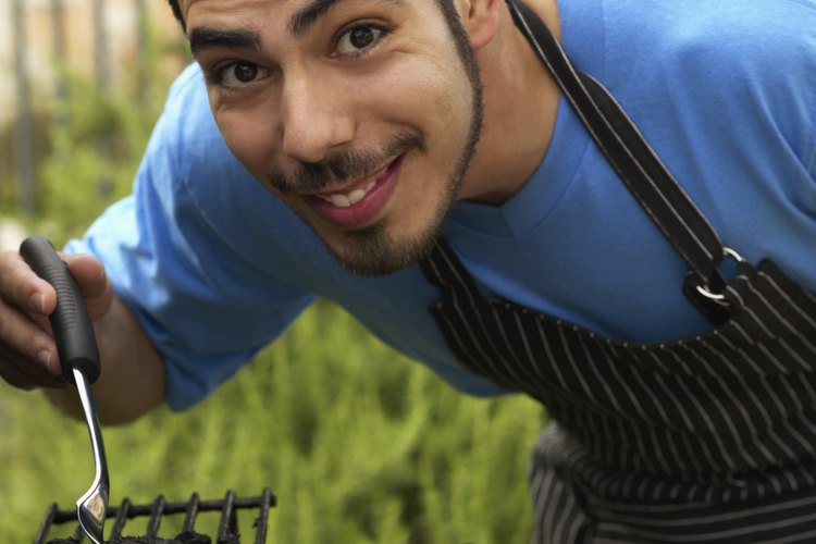 Las frutas y los vegetales a la parrilla son dos opciones veganas para comer en un campamento vegano.