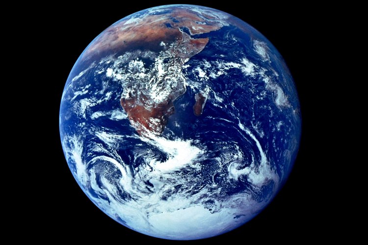 La Tierra u otros planetas y objetos en el universo atraen otros objetos hacia ellos mismos.