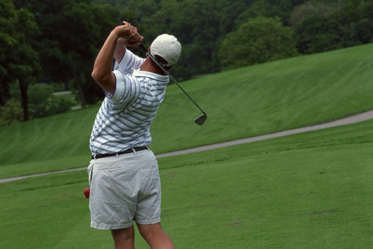 Aprender como golpear con palos de hierro consecuentemente ayudará al golfista a bajar tu marcador.