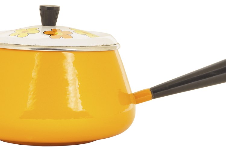 Una olla de fondue te permite sumergir el pan en el queso fundido.