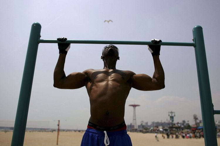 Construye tu parte superior del cuerpo con movimientos como dominadas (pullups).