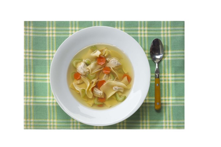 Las sopas a base de caldo bajo en sodio pueden ser una opción saludable.