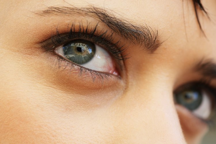 Usa a diario un tratamiento facial casero hasta que las ojeras desaparezcan.