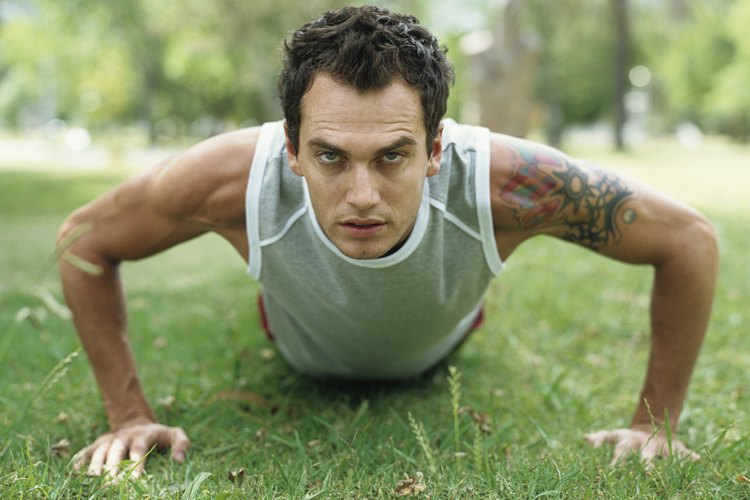 Las flexiones de brazos son un ejercicio de peso corporal que trabaja tu tren superior y tu abdomen.