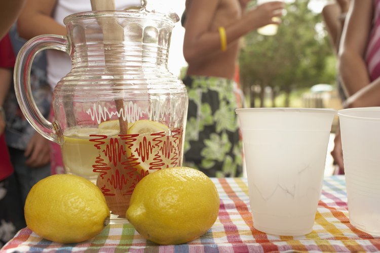 El jugo de limón concentrado es una forma conveniente de hacer limonada.