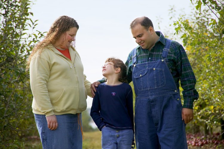 Cuando los padres son obesos, los riesgos de obesidad en los niños aumenta.